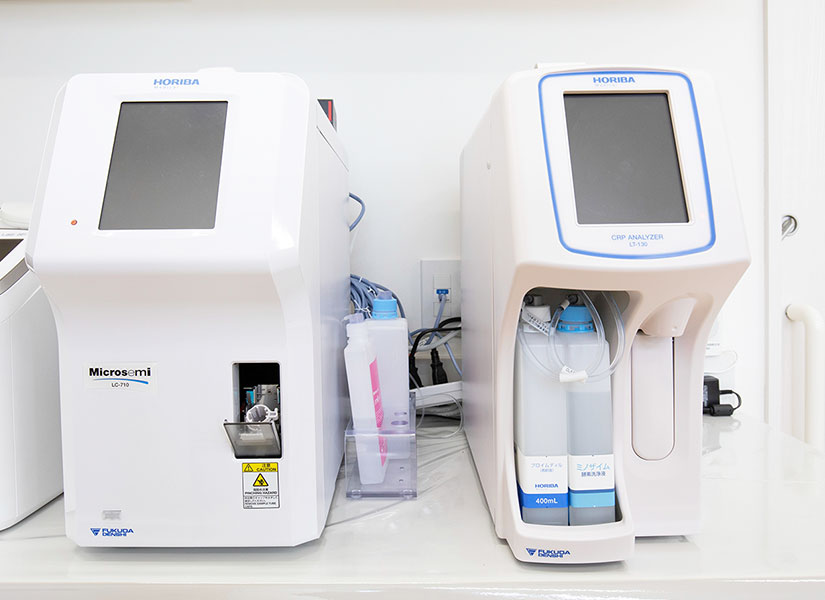左：自動血球計数装置　右：自動CRP測定装置